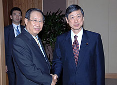 (写真)日ベトナム外相会談