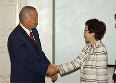 photo (President Islam Abduganievich Karimov and Foreign Minister Yoriko Kawaguchi)