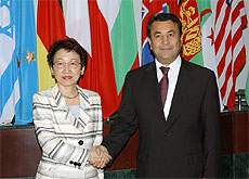 photo (Foreign Minister Sodiq Solihovich Safaev and Foreign Minister Yoriko Kawaguchi)
