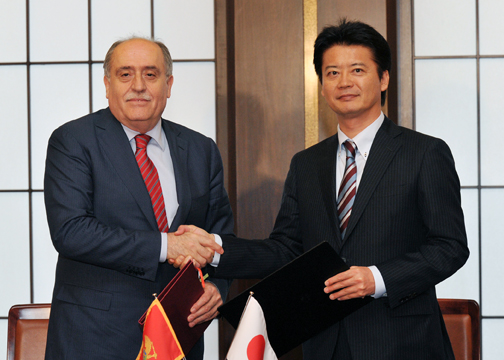 (Photo)Signing Ceremony for  Memorandum on Cooperation between the Ministry of Foreign Affairs of Japan and the Ministry of Foreign Affairs and European Integration of Montenegro