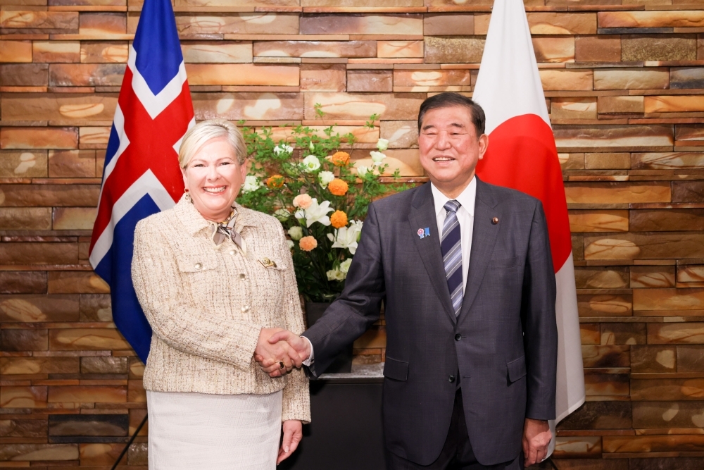 Prime Minister Ishiba is shaking hands with Ms. Halla TÓMASDÓTTIR, President of Iceland