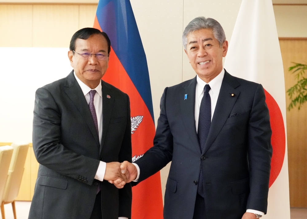 Minister Iwaya shaking hands with Deputy Prime Minister Prak Sokhonn