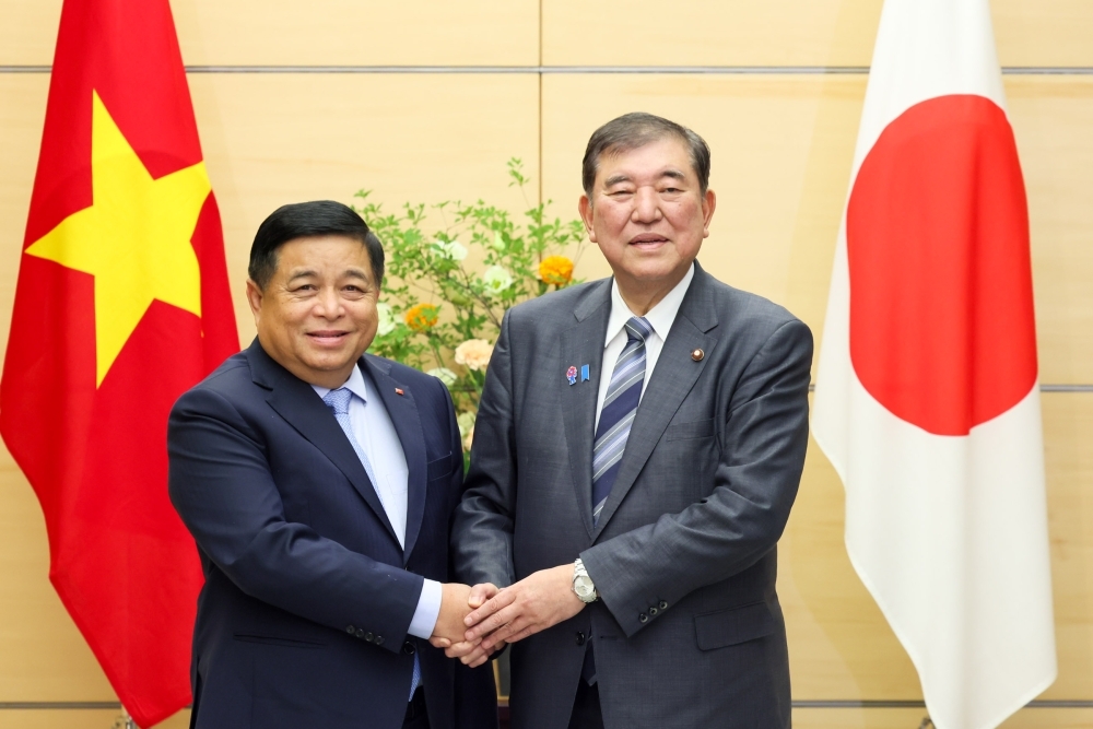 Prime Minister ISHIBA shakes hand with H.E. Mr. Nguyen Chi Dung, Deputy Prime Minister of the Socialist Republic of Viet Nam