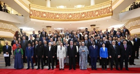 Commemorative photo with the High-Level International Conference on Glaciers' Preservation attendees