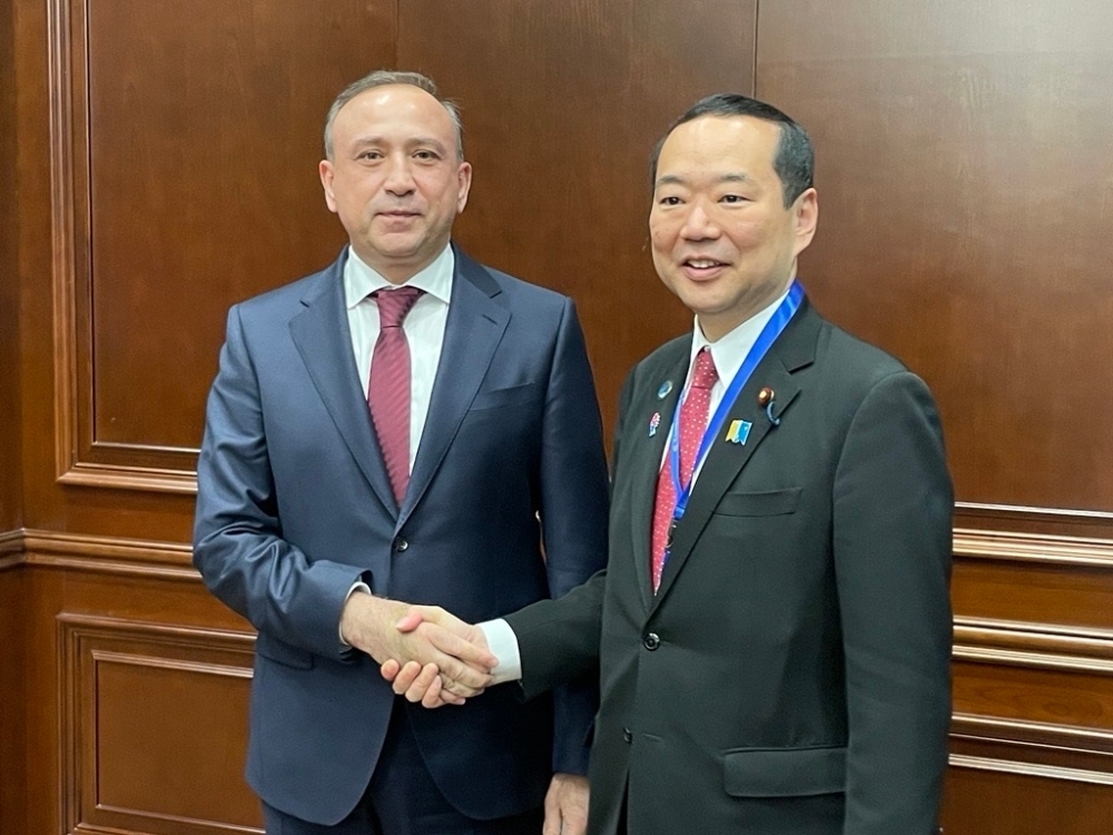 State Minister FUJII shaking hands with First Deputy Prime-Minister KHOLIQZODA of Tajikistan