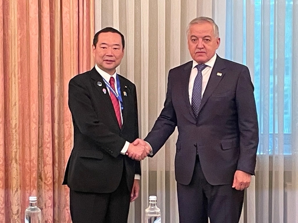 State Minister FUJII shaking hands with Foreign Minister MUHRIDDIN of Tajikistan