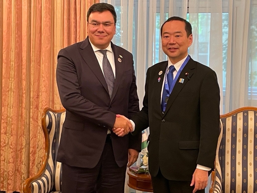 State Minister Fujii shaking hands with H.E. Mr. ABDUKHAKIMOV, Minister of Ecology, Environmental Protection and Climate Change of Uzbekistan