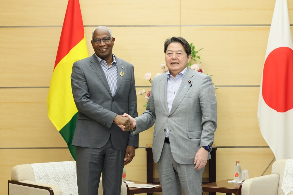 Chief Cabinet Secretary HAYASHI shaking hands with H.E. Mr. BAH, Prime Minister of the Transition Government of Guinea