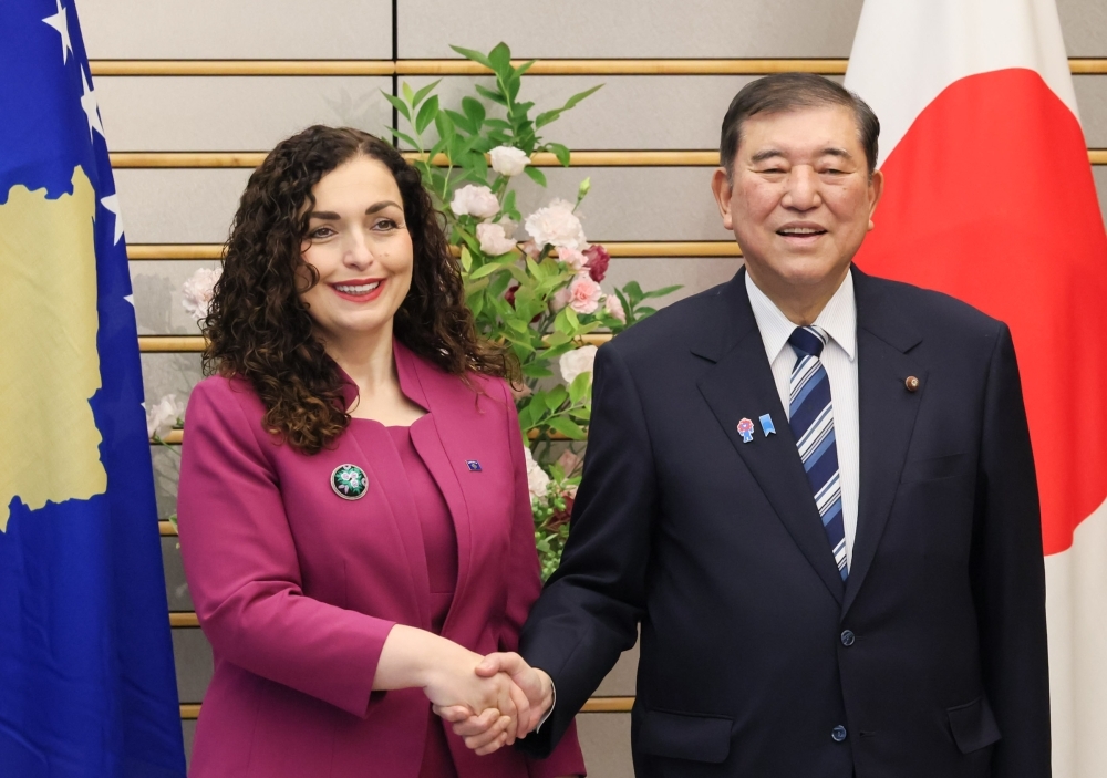 Prime Minister Ishiba shaking hands with President Osmani