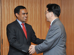 （写真）ピント東ティモール国防担当国務長官と握手する伴野外務副大臣