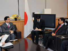 （写真）ピント東ティモール国防担当国務長官と会談する伴野外務副大臣