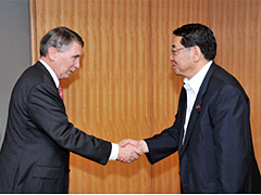 (写真) リチャードソン・オーストラリア外務貿易次官による藤村副大臣表敬-1