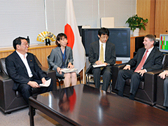 (写真) リチャードソン・オーストラリア外務貿易次官による藤村副大臣表敬-2