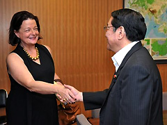 (写真)ブラジルのヴェラ・マシャード外務副次官と握手する藤村外務副大臣