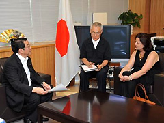 (写真)ブラジルのヴェラ・マシャード外務副次官と会談する藤村外務副大臣