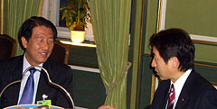 （写真）テオ・チーヒン・シンガポール国防大臣との会談