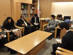 （写真）ポーザANC財務部長と西村政務官の面談