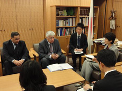 （写真）サリフバエフ・ウズベキスタン共和国外務次官の西村大臣政務官表敬