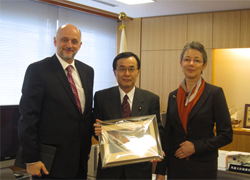 （写真）イェジ・ポミャノフスキ・ポーランド外務次官による浜田和幸外務大臣政務官表敬