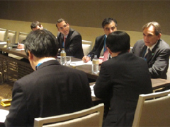 (写真)パスカル米特使・調整官との会談