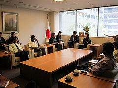 （写真）スリランカ和平プロセス推進青年招へい参加者と懇談する菊田政務官