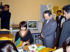 日本のODAにより供与された機材で学ぶ学生達(タシケント繊維工業大学)