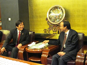 (写真)周書記との会見