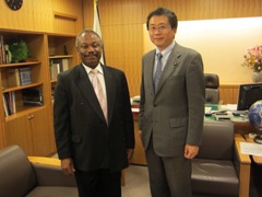 (写真)グリスビー・リベリア外務・国際協力・経済統合副大臣による山花外務大臣政務官表敬-1