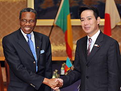 (写真)ベナン外務大臣と握手する前原外務大臣