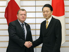 ラスムセン首相と握手する鳩山総理の写真