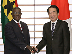 (写真)ガーナ共和国のジョン・エバンズ・アッタ・ミルズ大統領と握手する菅総理