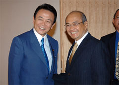 （写真）麻生外務大臣とクントロ長官