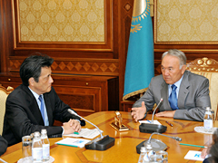 （写真）岡田外務大臣によるナザルバエフ・カザフスタン大統領表敬