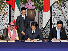 （写真）日・クウェート政府間署名式