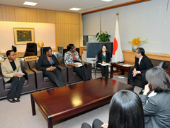 （写真）カリコム諸国若手外交官の松本外務副大臣表敬