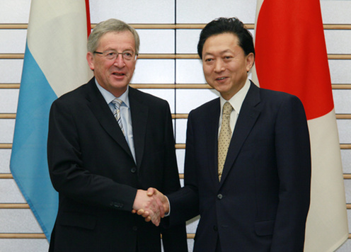 （写真）ルクセンブルク大公国のユンカー首相と握手する鳩山総理の写真