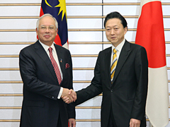 （写真）ナジブ・マレーシア首相と握手する鳩山総理の写真