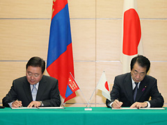 （写真）日本・モンゴル共同声明文書に署名する両首脳