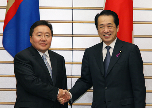 （写真）モンゴル国のエルベグドルジ大統領と握手する菅総理