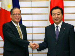 （写真）アキノ大統領と握手する野田総理