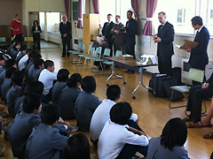 (写真)中学生と懇談するズドロィエフスキ大臣