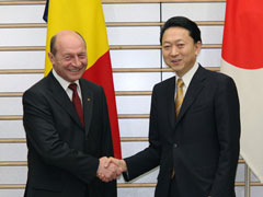 バセスク大統領と握手する鳩山総理の写真