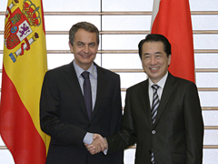 （写真）スペインのサパテロ首相と握手する菅総理の写真