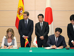 （写真）日スペイン科学技術協力協定署名式に立ち会う両首脳の写真