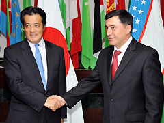 (写真)ノロフ・ウズベキスタン外相と握手する岡田外務大臣