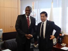三ツ矢外務副大臣とトゥムウェバゼ・ウガンダ大統領府大臣との会談