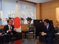 カマルディノフ駐日カザフスタン共和国大使による岸副大臣への表敬(2)