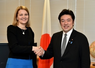 キヴィニエミ事務次長による中山副大臣表敬(写真1)