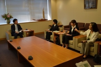 (写真1)KIPプロジェクトメンバーによる薗浦政務官表敬