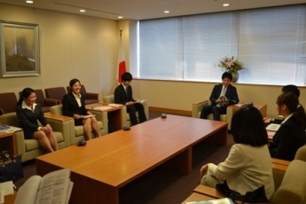 (写真2)KIPプロジェクトメンバーによる薗浦政務官表敬